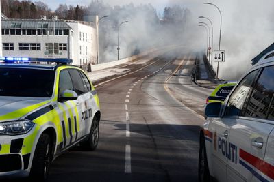 Det brenner i en feiemaskin i Tvetenveien på Bryn i Oslo. Det er flere gassflasker på stedet, og brannvesenet anbefaler en sikkerhetsavstand på 300 meter.