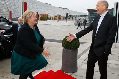 Telenors konsernsjef Sigve Brekke tok imot Erna Solberg på Fornebu med rød løper i 2015. Neste gang kan kanskje mobilantenner være klistret fast til den røde løperen. 