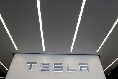 Tesla vil ikke stenge like mange butikker som tidligere varslet.