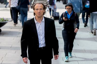Jan Bøhler vil skjerpe kravene til ID-sjekk ved salg av sim-kort som et ledd i å bekjempe kriminalitet. 