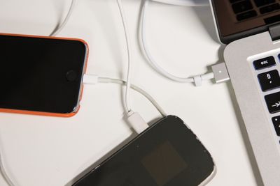 Leger må bruker private mobiltelefoner for å ta bilder av pasientskader på grunn av utdaterte datasystemer ved Oslo universitetssykehus (OUS).