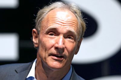 Forsker Tim Berners-Lee fant opp world wide web – verdensveven – i 1989. Nå 30 år etter advarer han folk mot å slippe kontrollen over sine egne personopplysninger på internett. Her er Bernes-Lee fotografert i 2015.