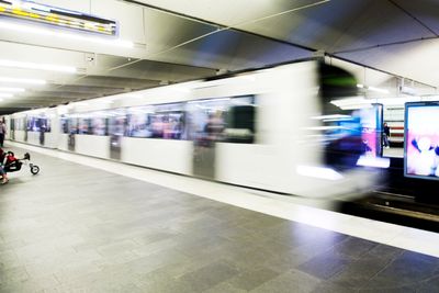 Stadig flere reiser kollektivt i Oslo og Akershus. Buss og t-bane står for den største veksten målt i antall påstigninger.