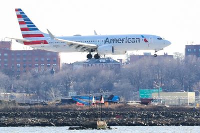 I USA flyr Boeing 737 Max fortsatt som normalt. Her er en 737-8 fra American Airlines i ferd med å lande på LaGuardia Airport i New York tirsdag.