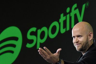 Spotify mener Apple gjør det vanskelig for kundene å få tilgang på deres musikkstrømmetjeneste og klager det amerikanske selskapet inn for EUs konkurransemyndigheter.