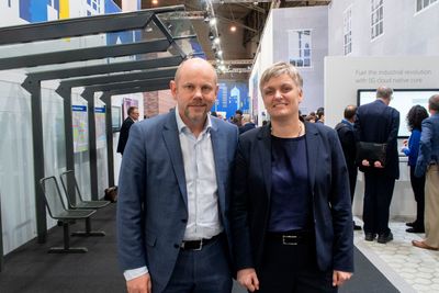 Jan Hageløkken i Nokia Norge og markedssjef Jane Rygaard fotografert under MWC19 i Barcelona på Nokias utstilling, som var formet som en by, full av teknisk utstyr og tjenestene som mobilnettet kan bidra med.