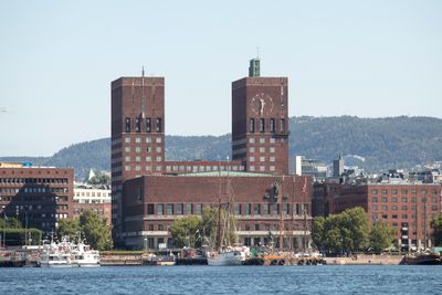 De ansatte i Oslo rådhus er blant dem som ganske snart må bytte ut simkortet i mobilen.