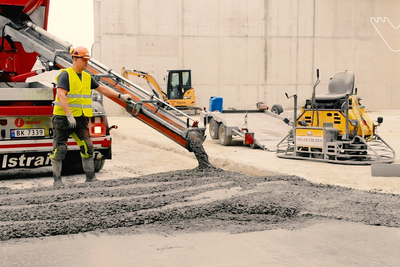 Fra pilotforsøket hos Velde, der det ble støpt et 100 m3 betongdekke av ferdigblandet betong, i henhold til betongklasse C35/45. Tilslaget var 100 % resirkulert tilslag.