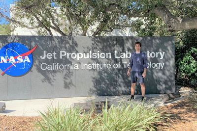 Alexander Hatteland skal jobbe et halvt år med utvikling av roboter til redningsoppdrag under bakken i NASA JPL i California.