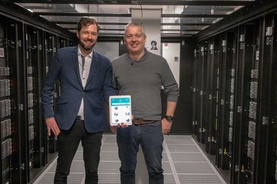 I hjertet av UiOs serverpark: Underdirektør for IT i forskning, ph.d. Gard Thommassen (t.h.) leder prosjektet TSD – Tjenester for Sensitive Data – som sammen med leder for webutvikling Dagfinn Bergsager lot seg forevige passende nok blant et enormt antall servere. Det er ikke her den sikre TSD-plattformen ligger. Der slapp vi ikke inn.