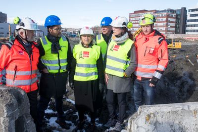 Statsråd Monica Mæland i byggegropa på Ulven der det kommer flere hundre leiligheter. Fra venstre: Arne Giske Konsernsjef i Veidekke, Daniel Siraj , konsernsjef i OBOS, statsråd Monica Mæland, Sverre Tiltnes , sir i Bygg21, Sissel Leire, styreleder i Bygg21 og prosjektleder Espen Stordal i Veidekke.