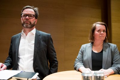 Hydros finansdirektør Eivind Kallevik og Bente Hoff hos Nasjonal sikkerhetsmyndighet redegjorde tirsdag ettermiddag for dataangrepet Norsk Hydro er utsatt for.