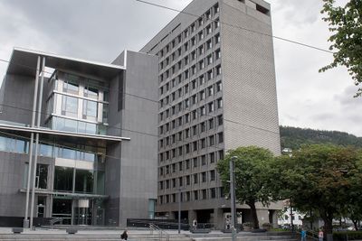 Ombyggingen av Bergen rådhus (til høyre) er foreløpig blitt stoppet av Arbeidstilsynet som påpeker flere mangler ved planene.
