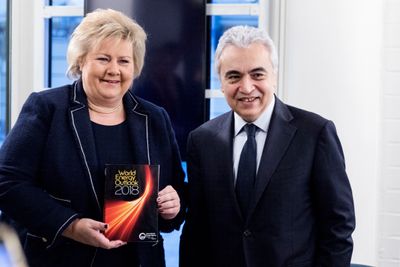 Fatih Birol, administrerende direktør i IEA, her sammen med statsminister Erna Solberg på Equinors høstkonferanse i fjor. Birol og IEA venter ytterligere vekst i både produksjon og etterspørsel etter oljeprodukter.