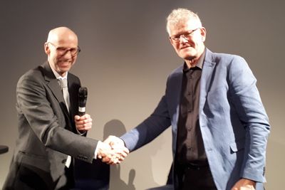 Regionvegsjef Per Morten Lund (tv.) gratulerer Ivar Hol med prisen.