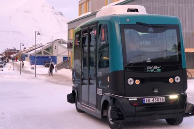 Her er den første autonome bussen på plass i Longyearbyen.