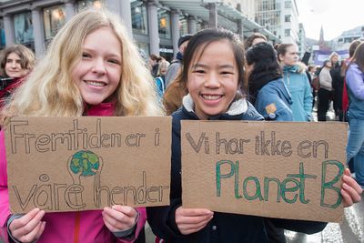 Ingrid Risa (tv) og Helena Haarr fra Slotthaug skole i Bergen viser frem plakatene de har laget til klimastreiken og møtet på Torgalmenningen i forrige uke. I dag streiker skoleungdom i Oslo.