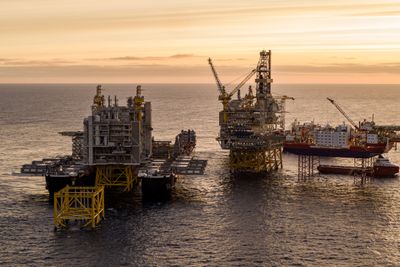 Løftet av prosessplattformen på nærmere 26.000 tonn satte en ny løfterekord offshore, og ble gjennomført tirsdag morgen på fire timer.