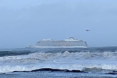 Cruiseskipet Viking Sky har sendt ut mayday-melding, og det driver mot land, opplyser Hovedredningssentralen.