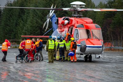 Evakuerte passasjerer fra Viking Sky ankommer Brynhallen med helikopter søndags formiddag.