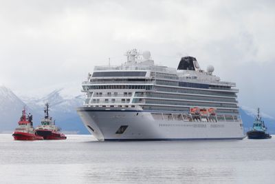 Cruiseskipet Viking Sky ankom søndag Molde etter problemene som oppsto over Hustadvika i Møre og Romsdal lørdag.