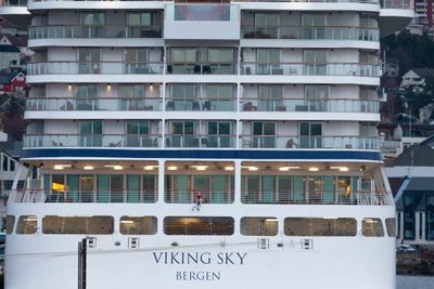 Møbler ligger slengt rundt på balkongene i hekken av Viking Sky.