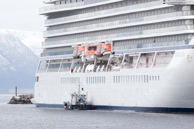 Skipssiden på cruiseskipet Viking Sky blir undersøkt. Dykkere skal og undersøke skroget.Båten ligger i havn i Molde.