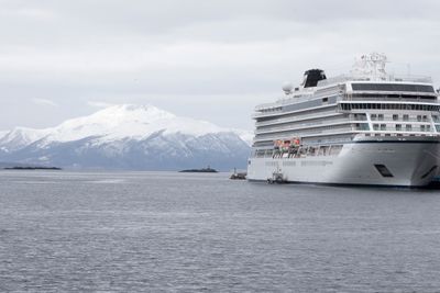 Cruiseskipet Viking Sky ligger i Molde havn.