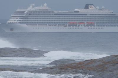 En av de to losene som var om bord i Viking Sky, reagerer på spekulasjonene som kommer rundt motorhavariet til Viking Sky. Her er cruiseskipet fotografert søndag på vei mot Molde.