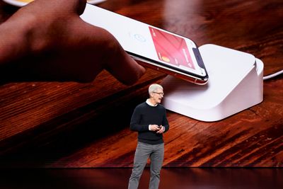 Apple-sjef Tim Cook under produktlanseringen mandag 25. mars i Cupertino i California.