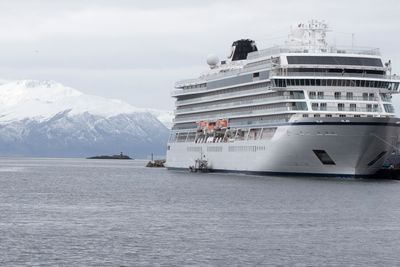 Undersøkelsene på Viking Sky er kommet godt i gang, men avhørene av mannskapet som fortsatt er om bord, er ikke kommet i gang. Her ligger cruiseskipet ved kai i Molde.