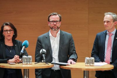 Norsk Hydro har tapt opptil 350 millioner kroner den første uken etter cyberangrepet. Summen kan bli større, opplyste finansdirektør Eivind Kallevik (i midten) i Hydro tirsdag. Til venstre kommunikasjonsdirektør Inger Sethov og til høyre Egil Hogna, konserndirektør for ekstruderte produkter i Hydro.