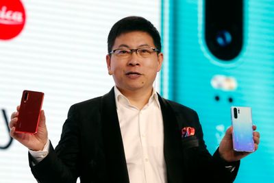 Huawei-sjef Richard Yu viser frem Huawei P30 på en pressekonferanse i Paris.