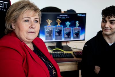Statsminister Erna Solberg (H) spiller sammen med Diakon Staae etter åpningen av Norges første e-sportshus på Disen i Oslo tirsdag.