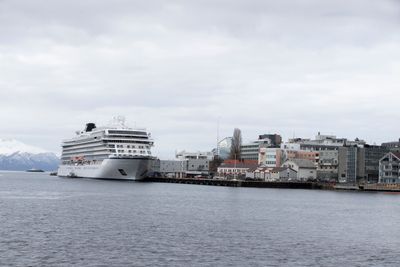 Cruiseskipet Viking Sky har til nå ligget i Molde havn.