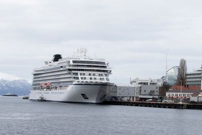 Cruiseskipet Viking Sky har til nå ligget i Molde havn.