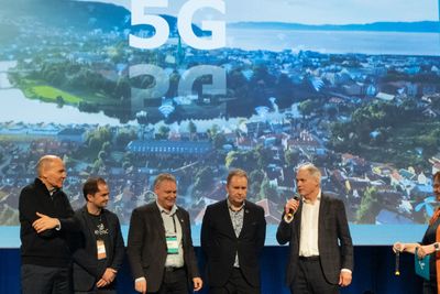 Konsernsjef Sigve Brekke i Telenor hadde med seg en rekke aktører fra regionen på scenen da 5G ble presentert i Trondheim 27. mars i fjor. Her er Per Magnus Veierland i Sevendof, rådmann Morten Wolden i Trondheim, Peter Due fra Yara Birkeland, grunnlegger Gustav Witzøe i Salmar og teknisk direktør Ingeborg Øfsthus i Telenor Norge. Nå, ett år seinere åpner 5G kommersielt i byen.