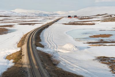 Godstoget sporet av oppe på Saltfjellet, men forårsaket skader lenger sør da vognene ble berget.