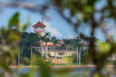 Donald Trumps eiendom i Mar-a-Lago i Florida. En kvinne er pågrepet for å ha tatt seg inn uten lov.