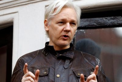 Julian Assange har sittet i eksil i Ecuadors ambassade i London siden 2012. Ecuadors president anklager WikiLeaks-grunnleggeren for å bryte vilkårene for eksiloppholdet.