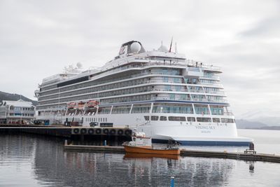 Cruiseskipet Viking Sky i Molde havn. Skipet gikk deretter videre til Kristiansund for egen maskin før det nå har forlatt også den byen etter reparasjoner. Beregnet ankomst i København er 5. april, og da skal skipet settes inn i vanlig trafikk igjen.