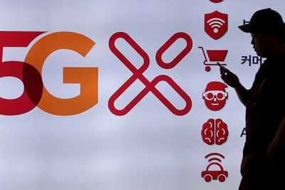 Sør-Korea har slått på 5G-nettet i landet to dager før planen, og er dermed første land i verden som tilbyr det superraske mobilnettet.