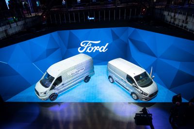 Ford viste en helelektrisk Transit varebil (venstre) og en ladbar hybrid denne uken.