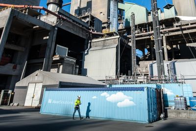 Aker Solutions og det mobile testanlegget for karbonfangst skal rense utslipp fra Preems raffineri i et pilotprosjekt. Her står testanlegget ved Norcem i Breivik. 