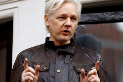 Julian Assange utenfor Ecuadors ambassade i London. 