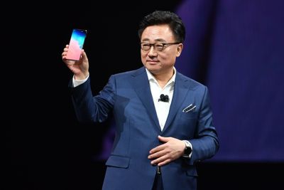Samsung Electronics' sjef DJ Koh under lanseringen av Samsung Galaxy S10 i februar 2019.
