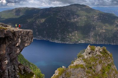 Skomakarnibbå omtales som et sagnomsust turmål, og Hjelmeland kommune liker å se det som sitt svar på Prekestolen. Men utsikten til tross: En bedring på nettfronten er ennå ikke å se.