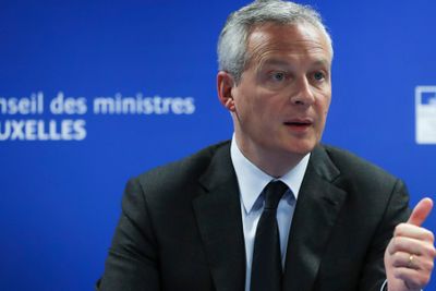 Frankrike vil innføre skatt på IT-giganter som Facebook, Apple og Google til tross for kritikk fra USA, sier finansminister Bruno Le Maire. 
