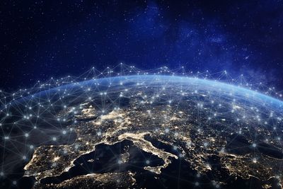 Amazon skal sende over 3.000 satellitter ut i verdensrommet for å gi store deler av befolkningen bedre internett. Her vises et satellittbilde fra sydsiden av Europa.