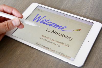 iPad mini støtter nå penn. Appen Notability er blant de beste appene til iOS for å lage håndskrevne notater. 